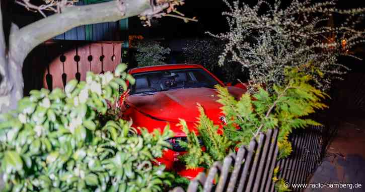 Brandneuer Sportwagen landet im Garten