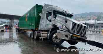 Tráiler choca contra el muro de contención en la México-Cuernavaca - Periódico Excélsior