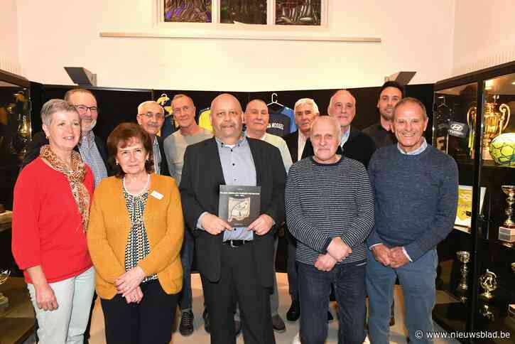 Een eeuw blauw en geel in indrukwekkend zwart en wit: Vik Werrebroeck stelt geschiedenis lokale voetbalclub te boek