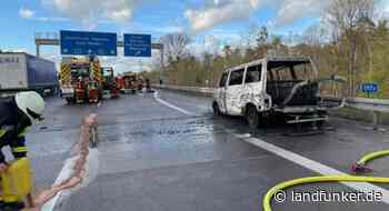 BRUCHSAL | PKW brennt auf Standstreifen - Langer Stau auf A5 zwischen Bruchsal und Karlsruhe - Landfunker