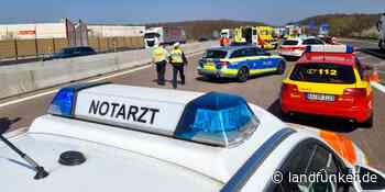 Bruchsal | Mehrere Sattelzüge, Kleintransporter und Auto kollidieren auf der Autobahn - Landfunker