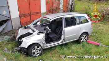 Auto si ribalta a Fiorano al Serio, ferito anche un bambino di 8 anni - Le foto - L'Eco di Bergamo