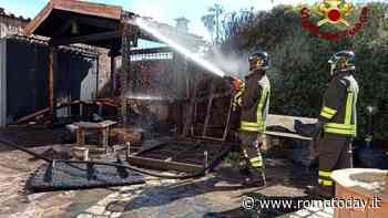 Incendio nel cortile di una villa: in fiamme una veranda