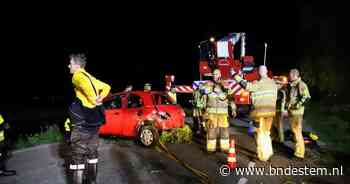 Brandweerduikers halen auto uit de Linge, bestuurder is spoorloos - BN DeStem