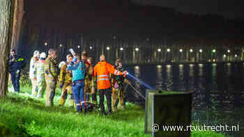Hulpdiensten halen achtergelaten auto uit Amsterdam-Rijnkanaal - RTV Utrecht