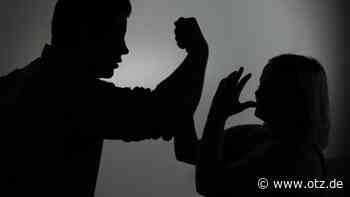 Mann randaliert in Wohnung der Mutter und greift Polizisten in Kahla mit Kochtopf an