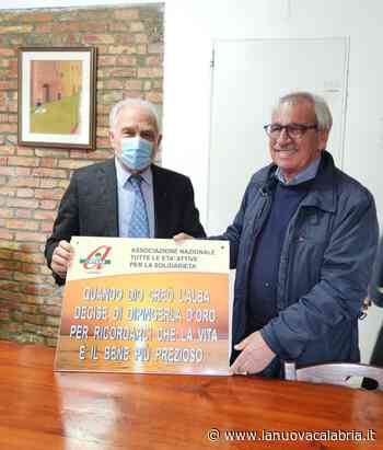 Crotone, l'Anteas dona le colombe pasquali ai giovani del Centro di recupero 'Agorà' - La Nuova Calabria