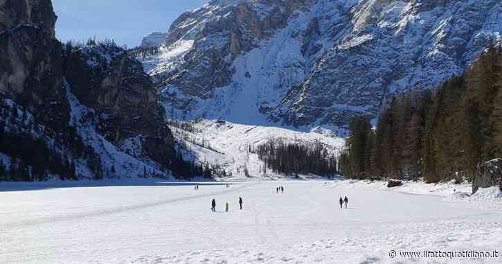 Lago di Braies, si rompe superficie ghiacciata: 8 persone cadono in acqua, grave un bambino
