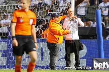 📷 &quot;No soccer on a dead planet&quot;: klimaatactivist komt bekerfinale (heel even) verstoren met vastbindactie