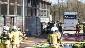 Feuer am Stall Elisenhof: Großfeuer in Quickborn bei Hamburg