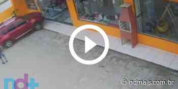 VÍDEO: Carro invade loja de materiais de construção em Brusque - ND Mais