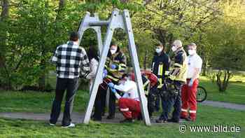 Feuerwehreinsatz in Essen: 17-Jährige steckt mit Hintern in Schaukel fest - BILD