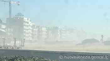 Caorle, sabbia sulle strade e disagi per le raffiche di vento. Intervengono i vigili del fuoco - La Nuova Venezia