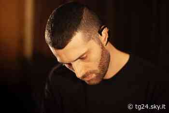 Marco Guazzone crea una bella follia Al Posto Mio: una anticipazione del video - Sky Tg24