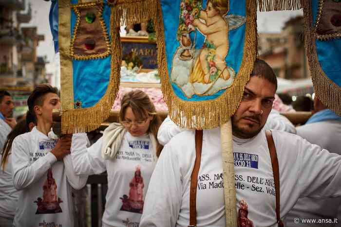 A Madonna dell'Arco dopo due anni tornano i 'fujenti' - Agenzia ANSA