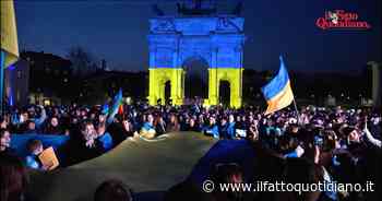 Milano, in migliaia alla manifestazione contro la guerra: l’Arco della pace si tinge di giallo e blu - Il Fatto Quotidiano