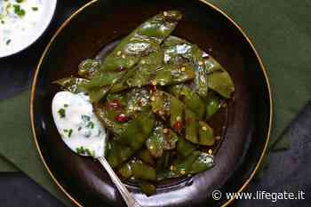 Taccole grigliate con salsa allo yogurt ed erba cipollina, la ricetta "da giardino" - LifeGate