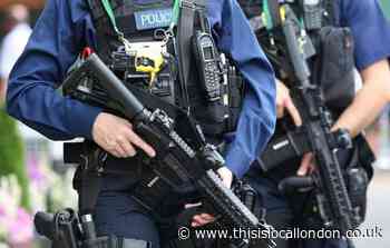 Berkeley Crescent Dartford: Armed police arrest man