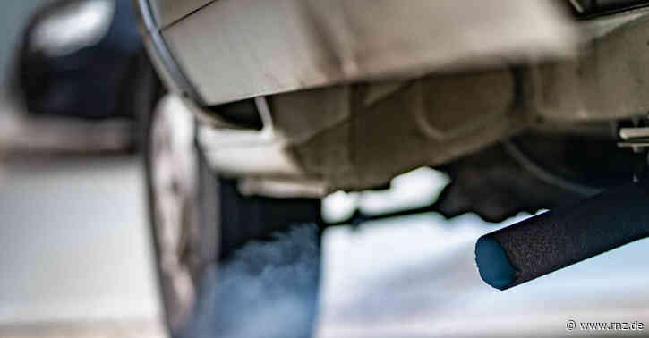 Mannheim:  Frau zerkratzt Auto und steckt Plüschtier in Auspuff