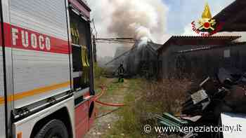 Incendio in un capannone a Ceggia, fiamme contenute in tempo - VeneziaToday