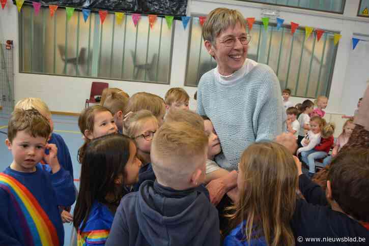 Gemeenteschool wuift juf Martine uit met een show