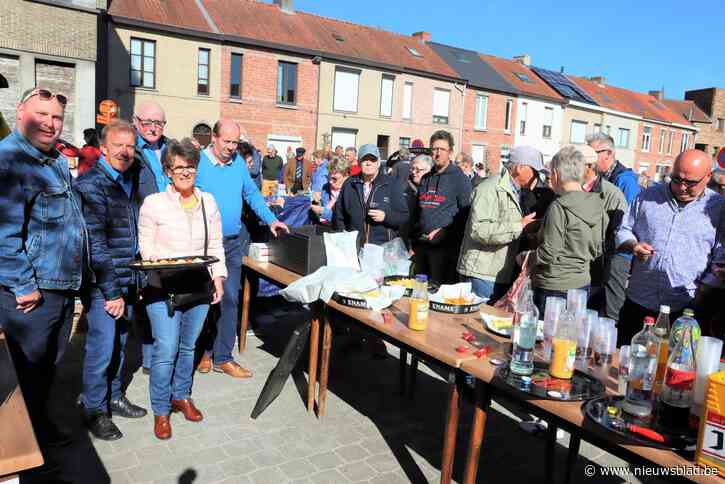 Zonnige ‘Lentedrink’ op ’t Kaaiken lokt veel volk
