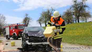 Unfall zwischen Traktor und Auto: Eine Person verletzt