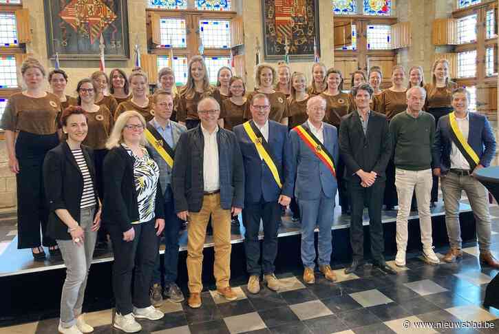 Feestelijke ontvangst voor wereldkampioenen van dameskoor Amaranthe