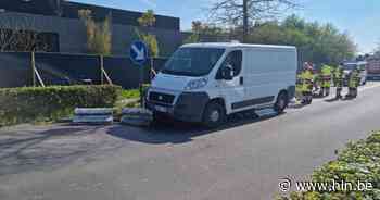 Bestuurder merkt wegversmalling niet op en ramt betonblokken - Het Laatste Nieuws