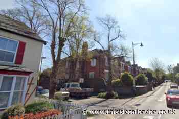 Chislehurst: Motorcyclist taken to hospital after crash with car