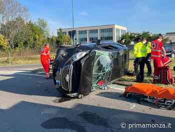 Scontro tra due auto, una si ribalta - Prima Monza