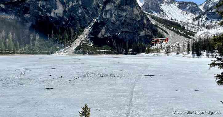 Lago di Braies, rabbia del sindaco: “Pensano di essere in spiaggia e ignorano i divieti. Una donna bloccata sul ghiaccio in gonna e tacchi”