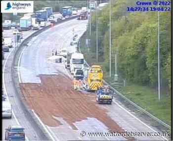 M25 closed: Cooking oil spill delays reopening