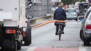 Poolnudel-Unfall: Unbekannter bringt Radfahrerin (65) zu Fall – und haut ab
