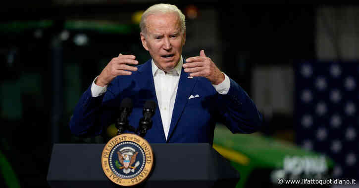 Covid, Stati Uniti: Biden sospende obbligo mascherina su aerei e treni. La scelta dopo la sentenza di una giudice nominata da Trump