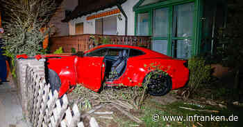 Erlangen: Sportwagen durchbricht Zaun und landet im Garten - Bewohner aus Schlaf gerissen - inFranken.de