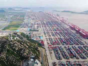 Covid, navi ferme al porto di Shanghai: rischio paralisi mondiale