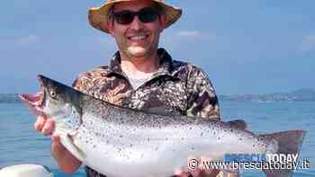 Nella lenza del pescatore una "belva" da quasi 9 chili: è una trota da record - BresciaToday