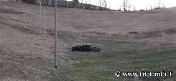 Tragedia all'alba, finisce in una scarpata con il pick up. E' morto un 23enne, il corpo è stato sbalzato dall'auto ruzzolata per oltre 200 metri - il Dolomiti