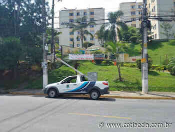 Após denúncia, Prefeitura retira faixas de anúncio de loteamento irregular em Cotia - Cotia e Cia