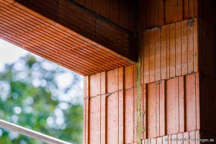 Gedämmtes zweischaliges Ziegelmauerwerk macht Haustechnik überflüssig: Bürogebäude ohne Heizung und Klimaanlage