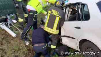 Schianto all'alba tra auto e camion sulla Castellana, ferite due sorelle - TrevisoToday