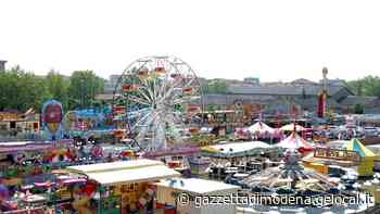 Polemica Modena. "Donne in giostra a un euro se accompagnate". Comune rimuove i manifesti: 'Non rispettano diversità di genere' - La Gazzetta di Modena