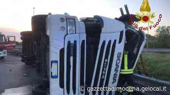 Modena, tir si rovescia all'uscita 4 della tangenziale. Ferito l'autista - La Gazzetta di Modena