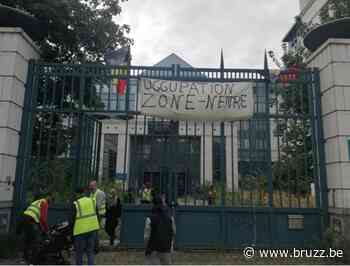 Mensen zonder papieren stellen nieuw kamp op in Brussel uit onvrede over uitzetting - BRUZZ