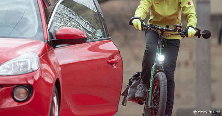 Mannheim:  Radfahrerin fliegt über geöffnete Autotür