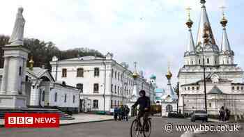 Ukraine war: Donbas tourist town braces for Russian assault