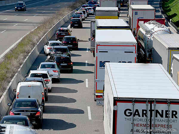 Autobahn 8 nach Felssturz mehrere Tage gesperrt - Kilometerlanger Stau am Albabstieg