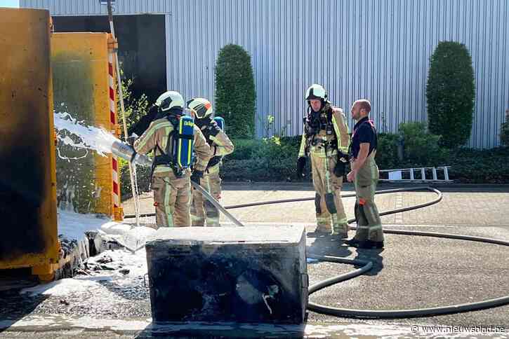 Container met afval vat vuur voor bedrijfshal in Genk-Zuid