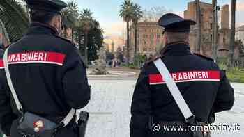 La rissa tra due ladri che litigano in strada per il bottino